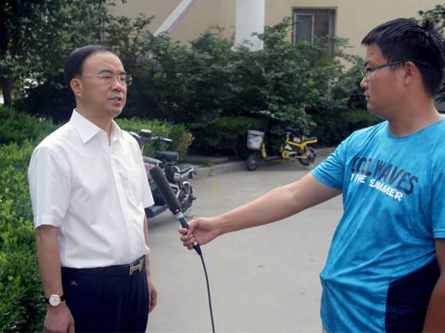 山東天意機械董事長劉洪彬作為基層共產(chǎn)黨員，今天接受了當?shù)赜浾叩牟稍L