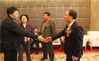 國家發(fā)展改革委資源節(jié)約與環(huán)境保護(hù)司牛波處長(zhǎng)（和劉總握手）、全國墻材革新工作委員會(huì)會(huì)長(zhǎng)滕軍力（女士）