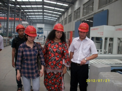 2012.7.21日坦桑尼亞總統(tǒng)夫人來(lái)我公司參觀指導(dǎo)、洽談合作