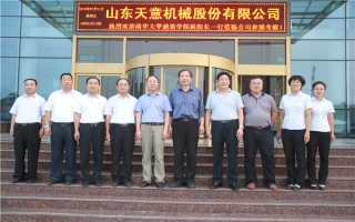 清華大學(xué)建筑設(shè)計(jì)研究院副院長(zhǎng)、研究員侯建群蒞臨